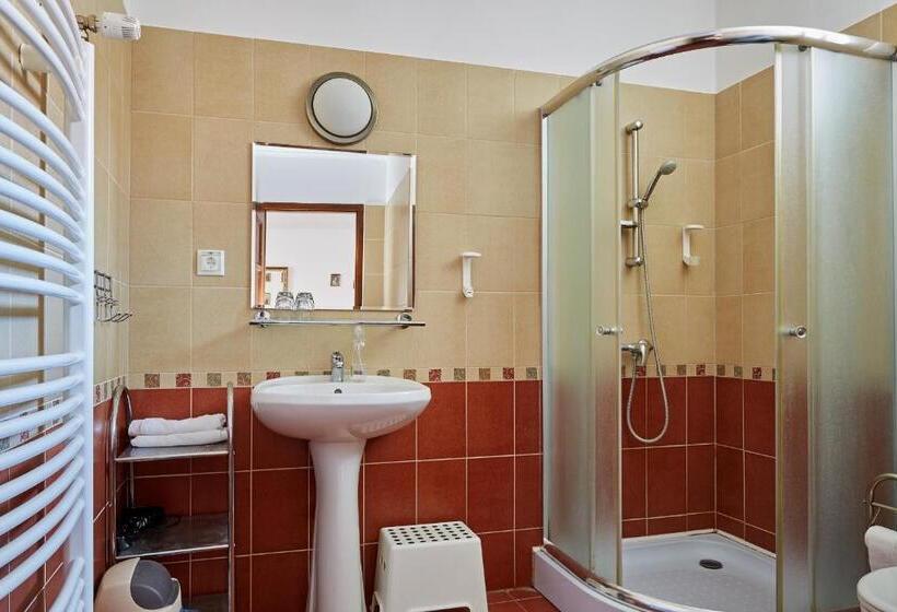 דירת חדר, Préselő Pincészet és Vendégház