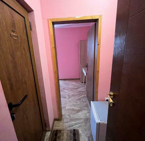 Номер Стандарт, Daniel Guest House