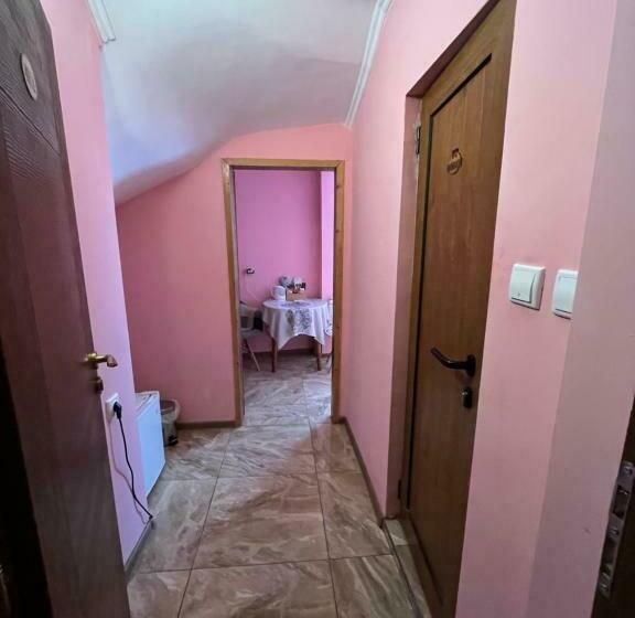 Номер Стандарт, Daniel Guest House