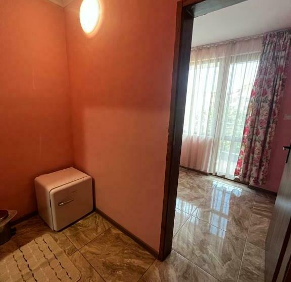 Номер Стандарт, Daniel Guest House
