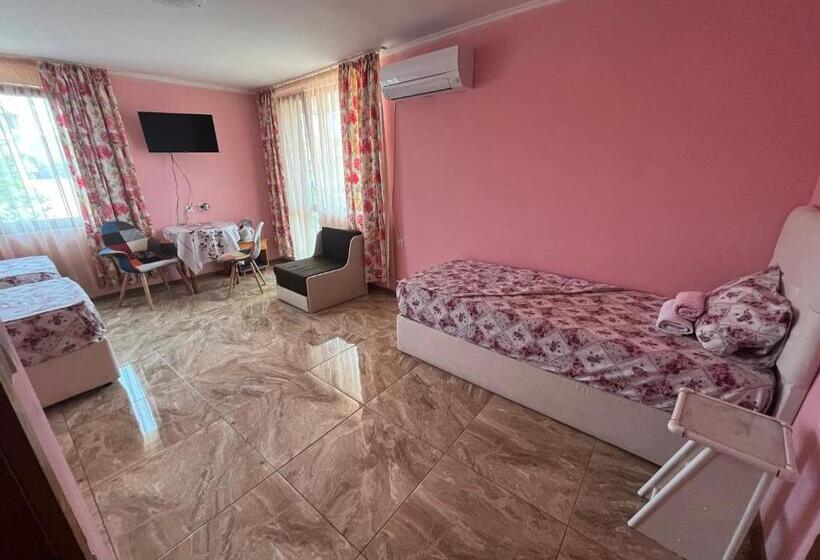 Номер Стандарт Трехместный, Daniel Guest House