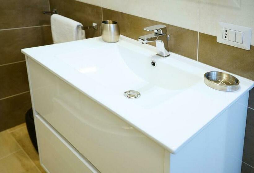 חדר דלוקס, Gattini33