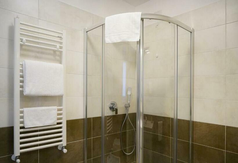 חדר דלוקס, Gattini33