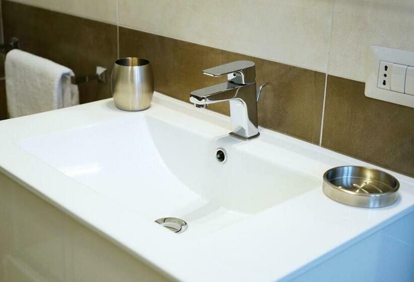 חדר דלוקס, Gattini33