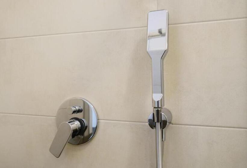 חדר דלוקס, Gattini33