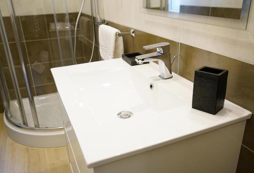 חדר דלוקס, Gattini33