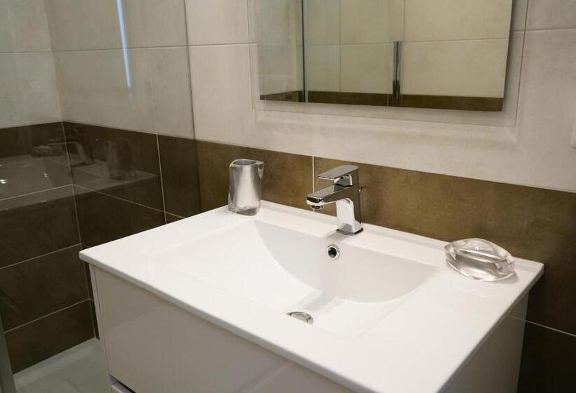 חדר דלוקס, Gattini33