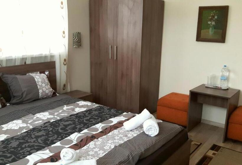 Номер Стандарт с Балконом, Guest House Radoychevi