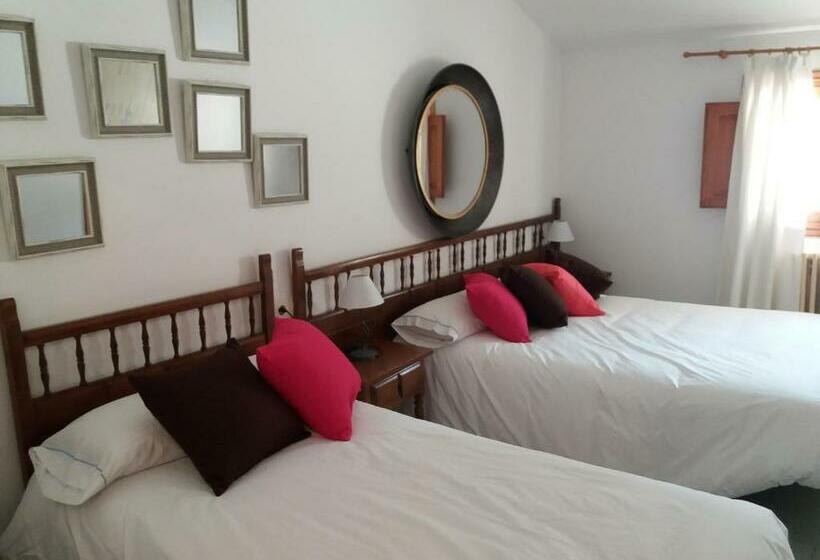חדר סטנדרט לשלושה, El Refugio Valdelinares Gastro Hostal