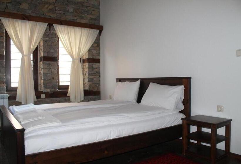 חדר סטנדרט לשלושה, Leshtenski Perli