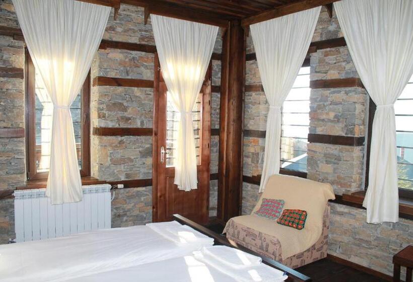 חדר סטנדרט לשלושה, Leshtenski Perli