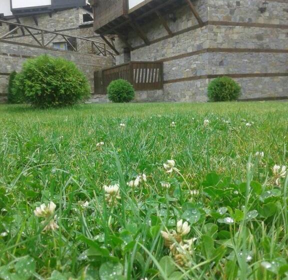 חדר סטנדרט לשלושה, Leshtenski Perli