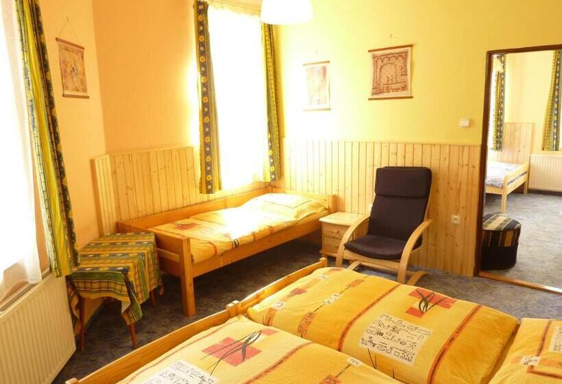 اتاق خانوادگی, Penzion Na Rozcestí