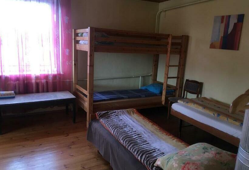 اتاق خانوادگی, Viesu Nams Rūmes