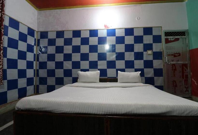 غرفة كلاسيكية ثلاثية, Capital O Honey