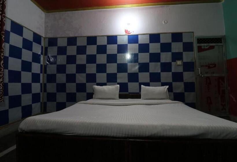 غرفة كلاسيكية ثلاثية, Capital O Honey