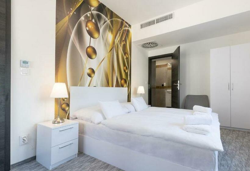 标准间, Panzió 81