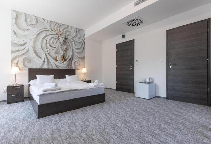 高级家庭房间, Panzió 81