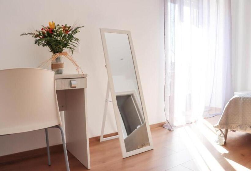 اتاق استاندارد سه نفره, B&b Carlo V