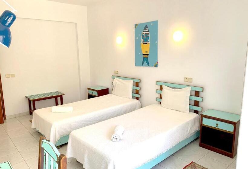 اتاق لوکس با بالکن, The Central Guesthouse