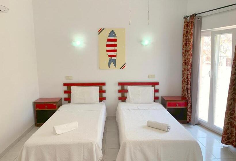 اتاق لوکس با بالکن, The Central Guesthouse