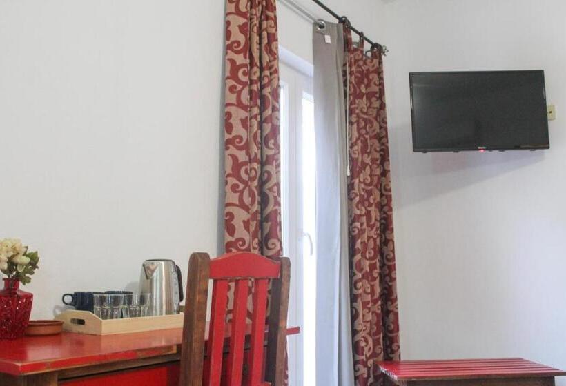 اتاق لوکس با بالکن, The Central Guesthouse