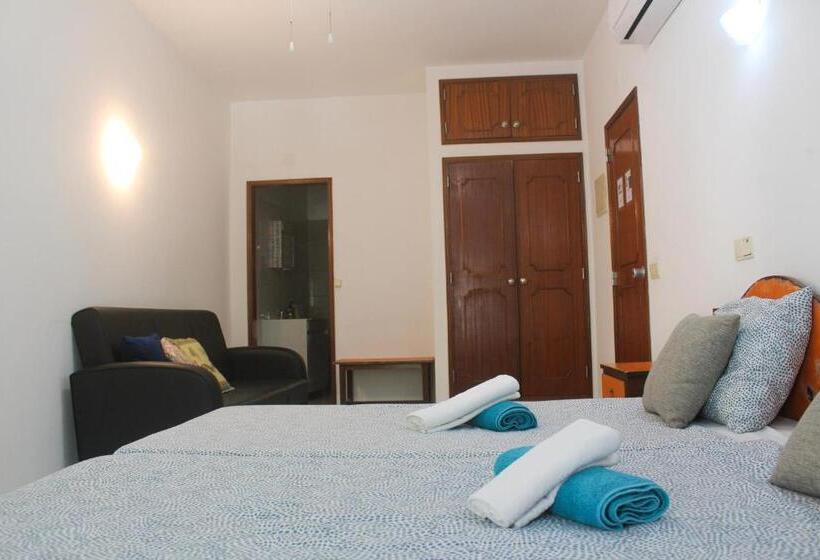 اتاق استاندارد سه تخته با بالکن, The Central Guesthouse