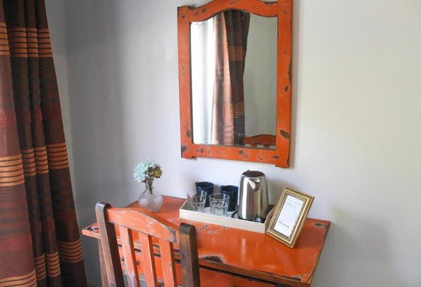 اتاق استاندارد سه تخته با بالکن, The Central Guesthouse