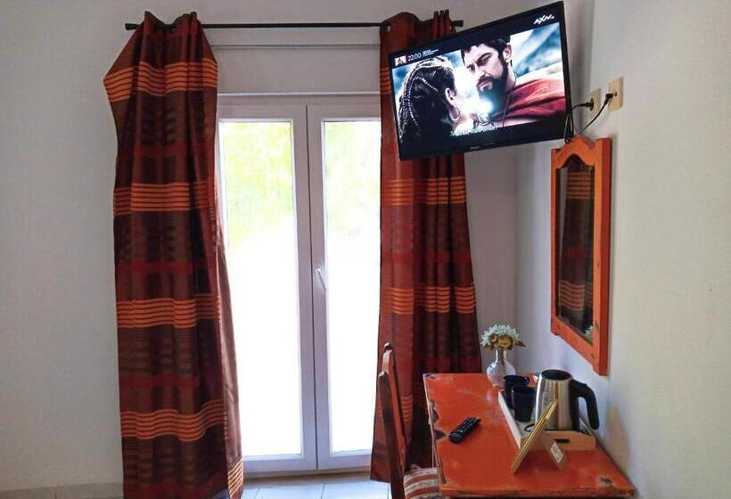 اتاق استاندارد سه تخته با بالکن, The Central Guesthouse