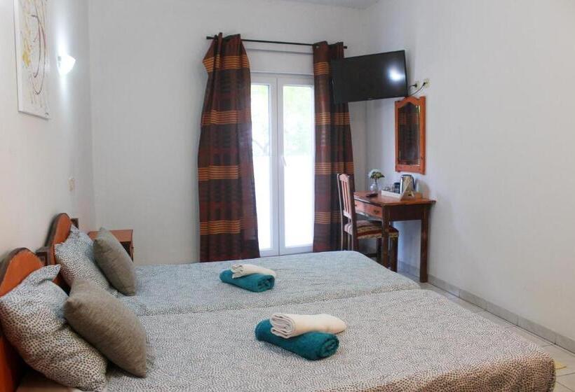 اتاق استاندارد سه تخته با بالکن, The Central Guesthouse