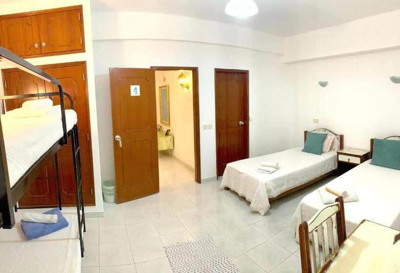 اتاق استاندارد چهار تخته, The Central Guesthouse