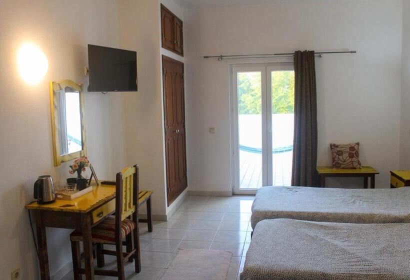 اتاق استاندارد چهار تخته, The Central Guesthouse