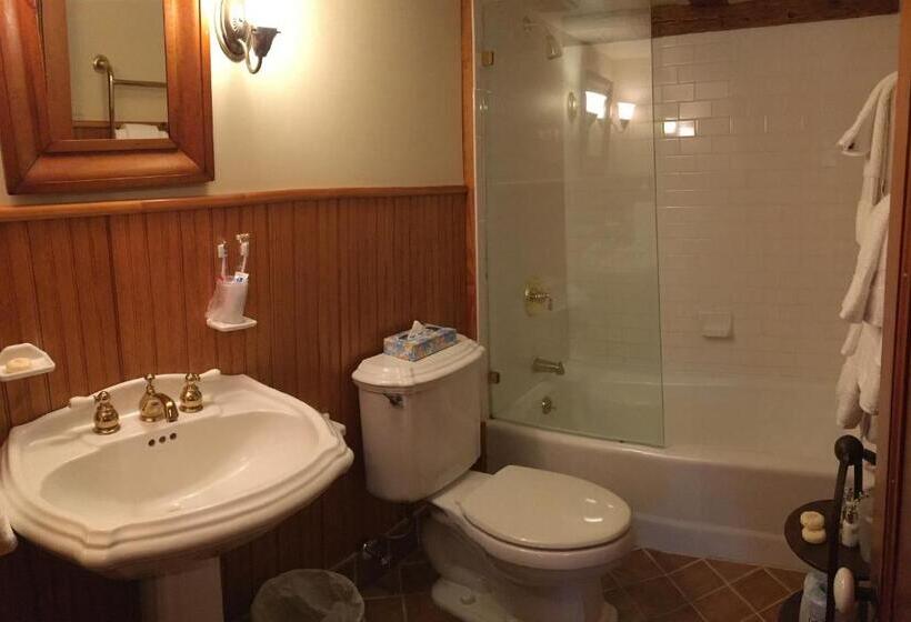 Deluxe Suite King Bed, The 1708 House