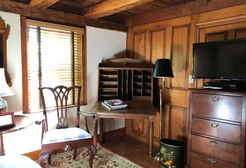 Deluxe Suite King Bed, The 1708 House