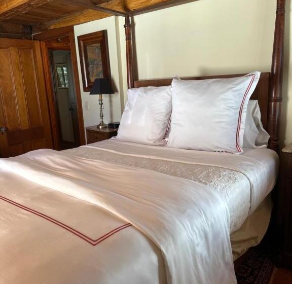 带大床的复式套间, The 1708 House