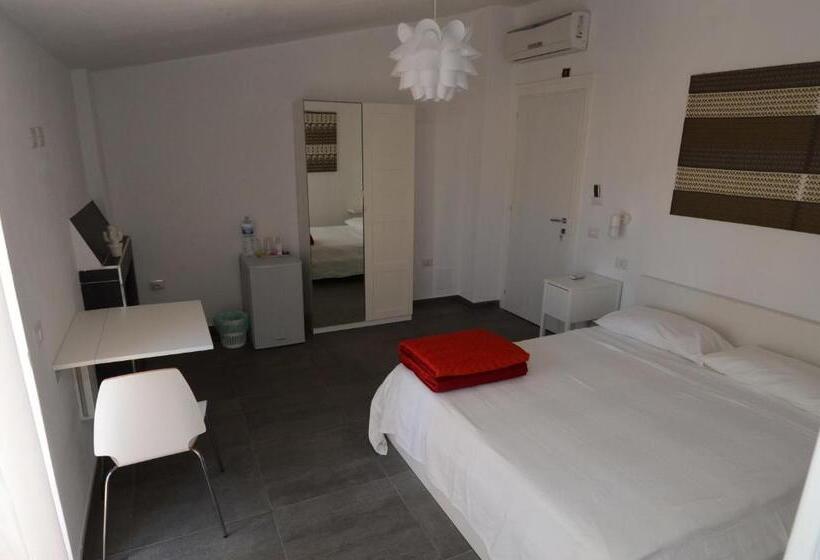 غرفة قياسية مطلّة علي البحر مزوَّدة بشُرفة, Accomodation Libertino