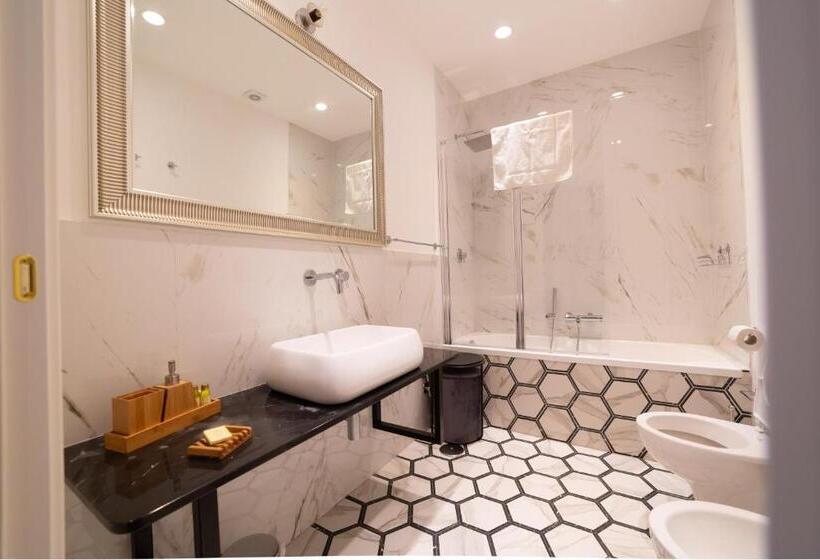 سوییت خانوادگی, The Duomo House By House In Naples