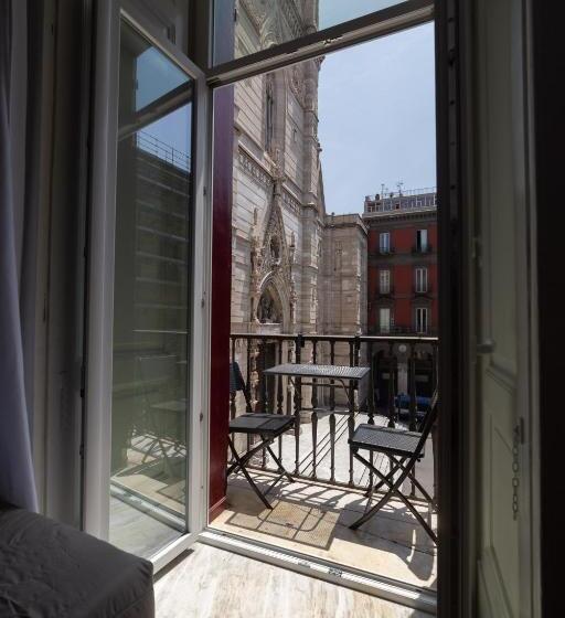 سوییت خانوادگی, The Duomo House By House In Naples