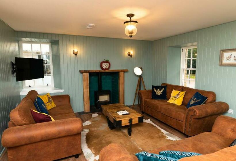 منزل غرفة نوم واحدة, Netherdale House & The Coach House