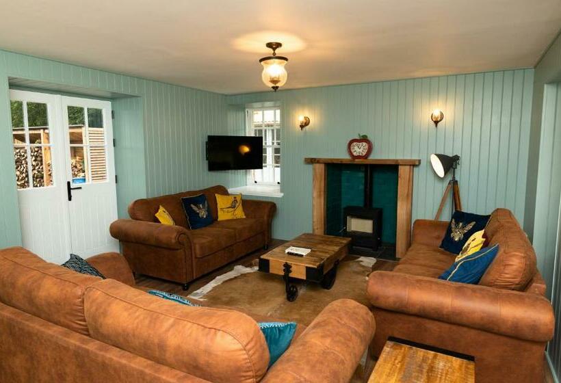 منزل غرفة نوم واحدة, Netherdale House & The Coach House