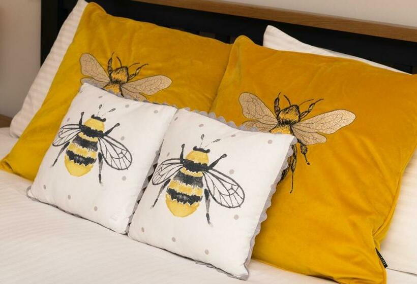 منزل غرفة نوم واحدة, Netherdale House & The Coach House