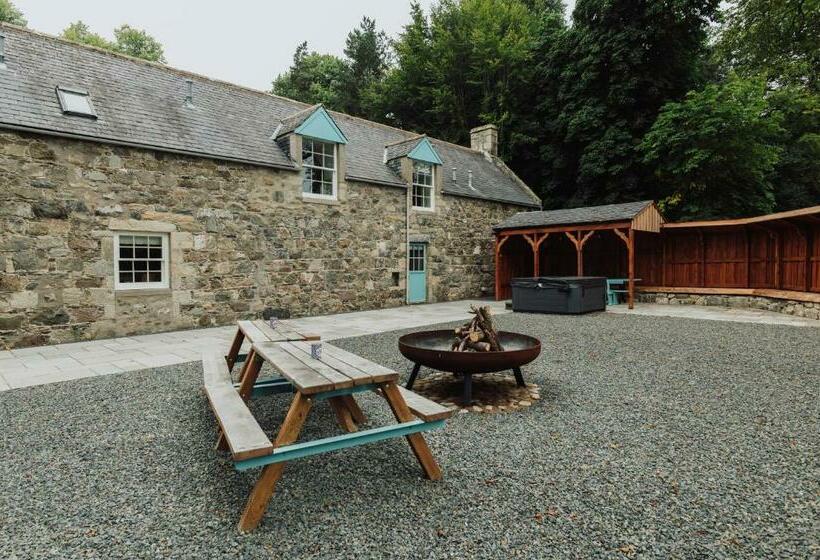 منزل غرفة نوم واحدة, Netherdale House & The Coach House