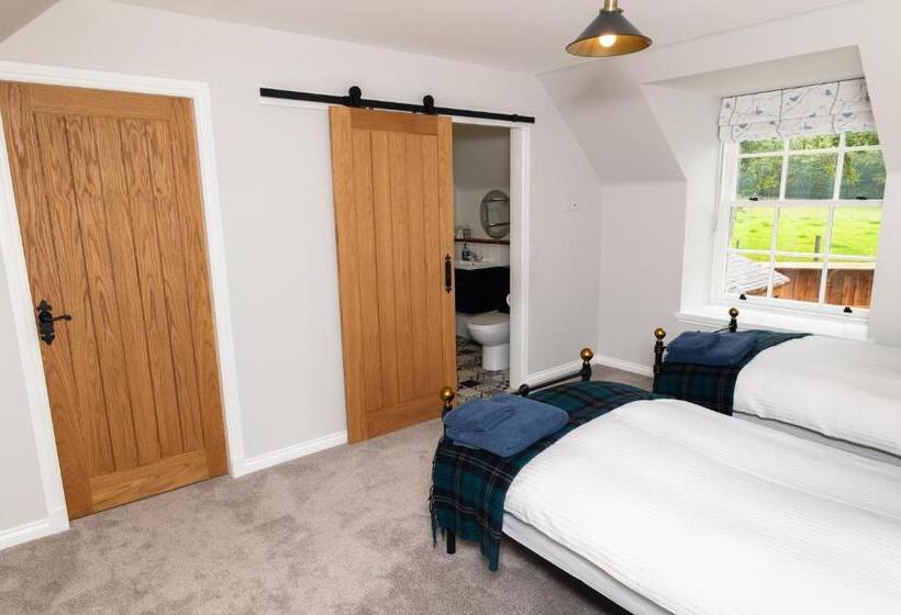 منزل غرفة نوم واحدة, Netherdale House & The Coach House