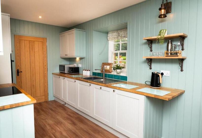 منزل غرفة نوم واحدة, Netherdale House & The Coach House