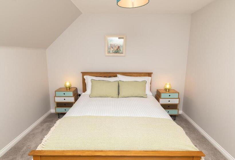 منزل غرفة نوم واحدة, Netherdale House & The Coach House