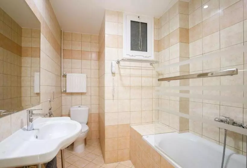 Standard Kolmen Hengen Huone, ατηινα