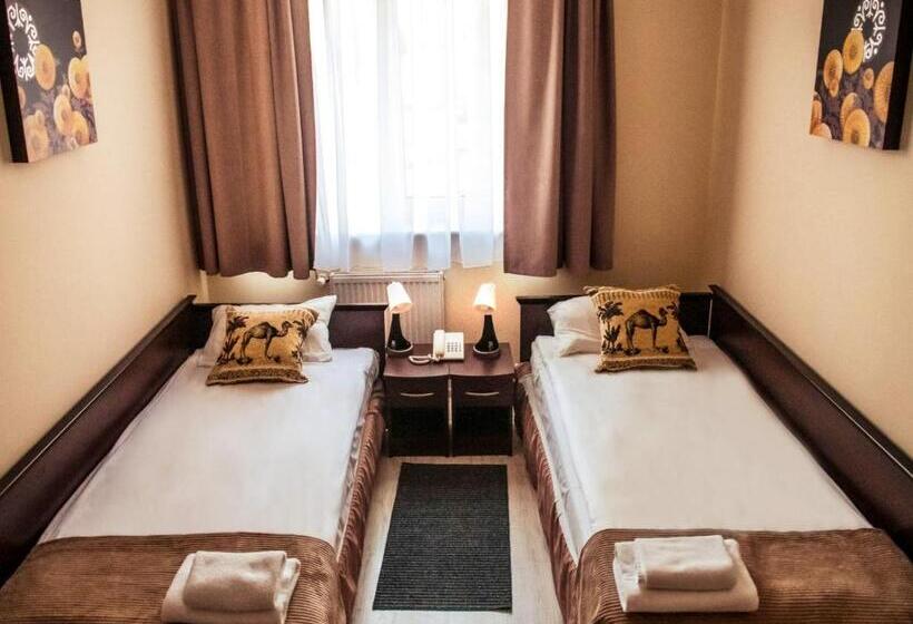 اتاق اکونومی, Feniks