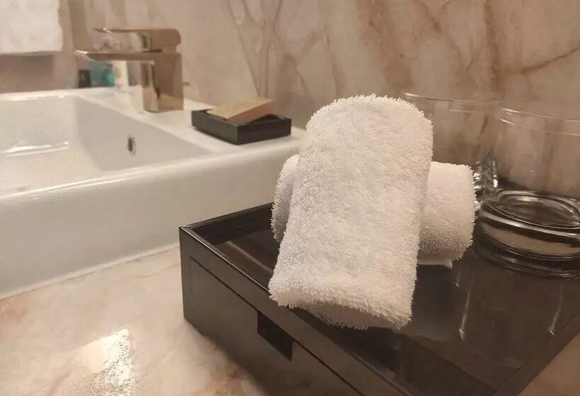 اتاق لوکس با بالکن, Hilton Tianjin Eco City
