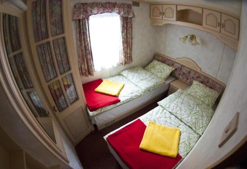 بانگلوی استاندارد, Hostel Filip