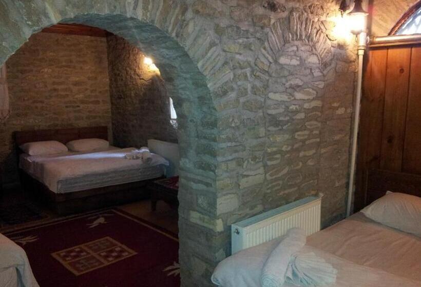 غرفة قياسية رباعية, Kardelen Konakları